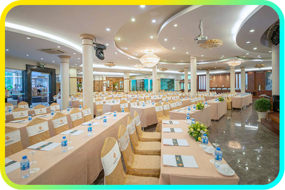 Hội trường và khuôn viên khách sạn Grand Hotel